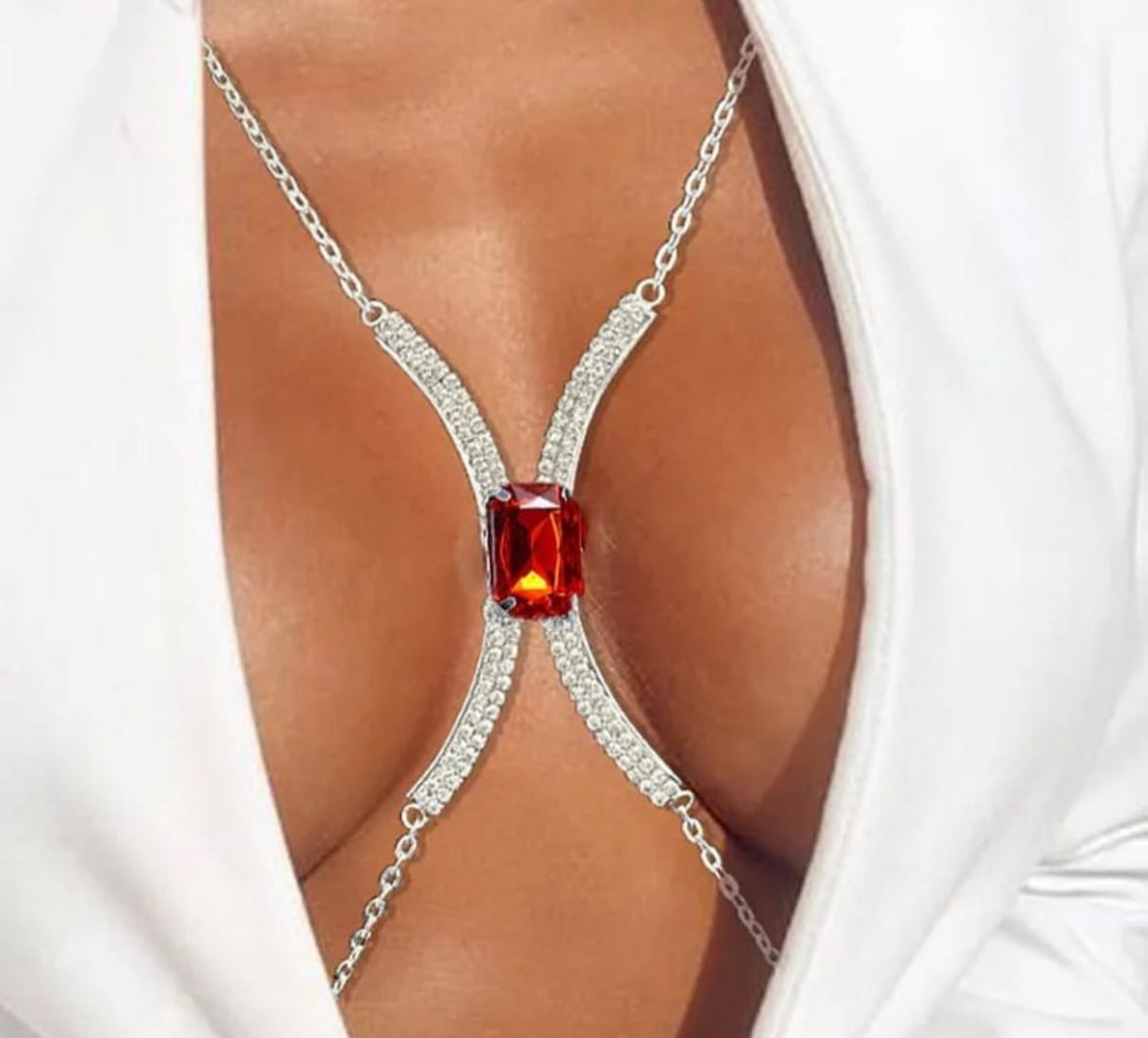 Body Chain Ambar: cadena plateada con dos medios arcos para rodear los  senos y una piedra color ámbar