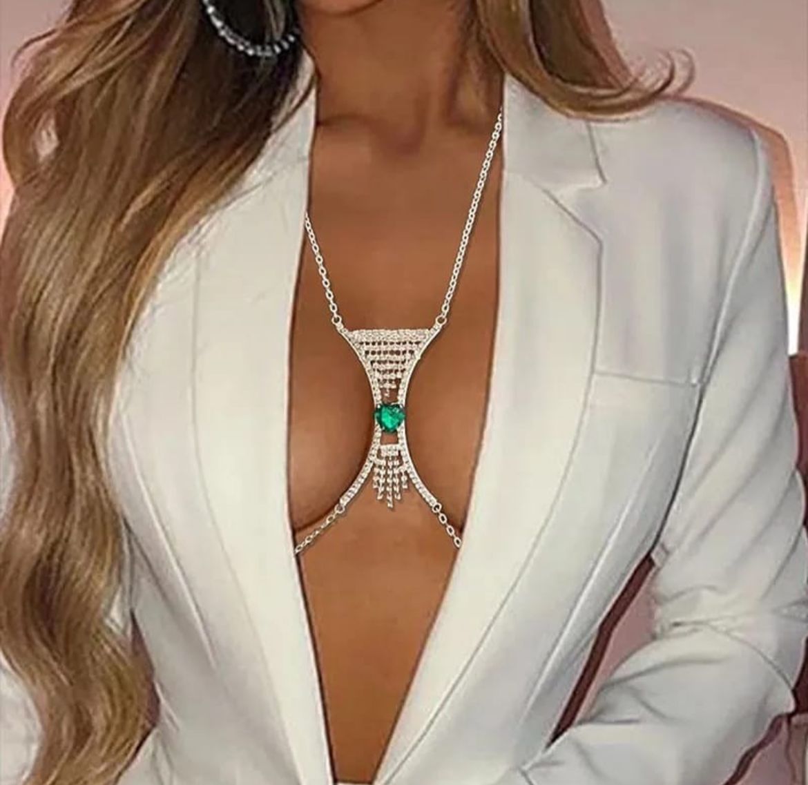 Body Chain Esmeralda: cadena plateada con dos medios arcos para rodear los  senos y una piedra color esmeralda