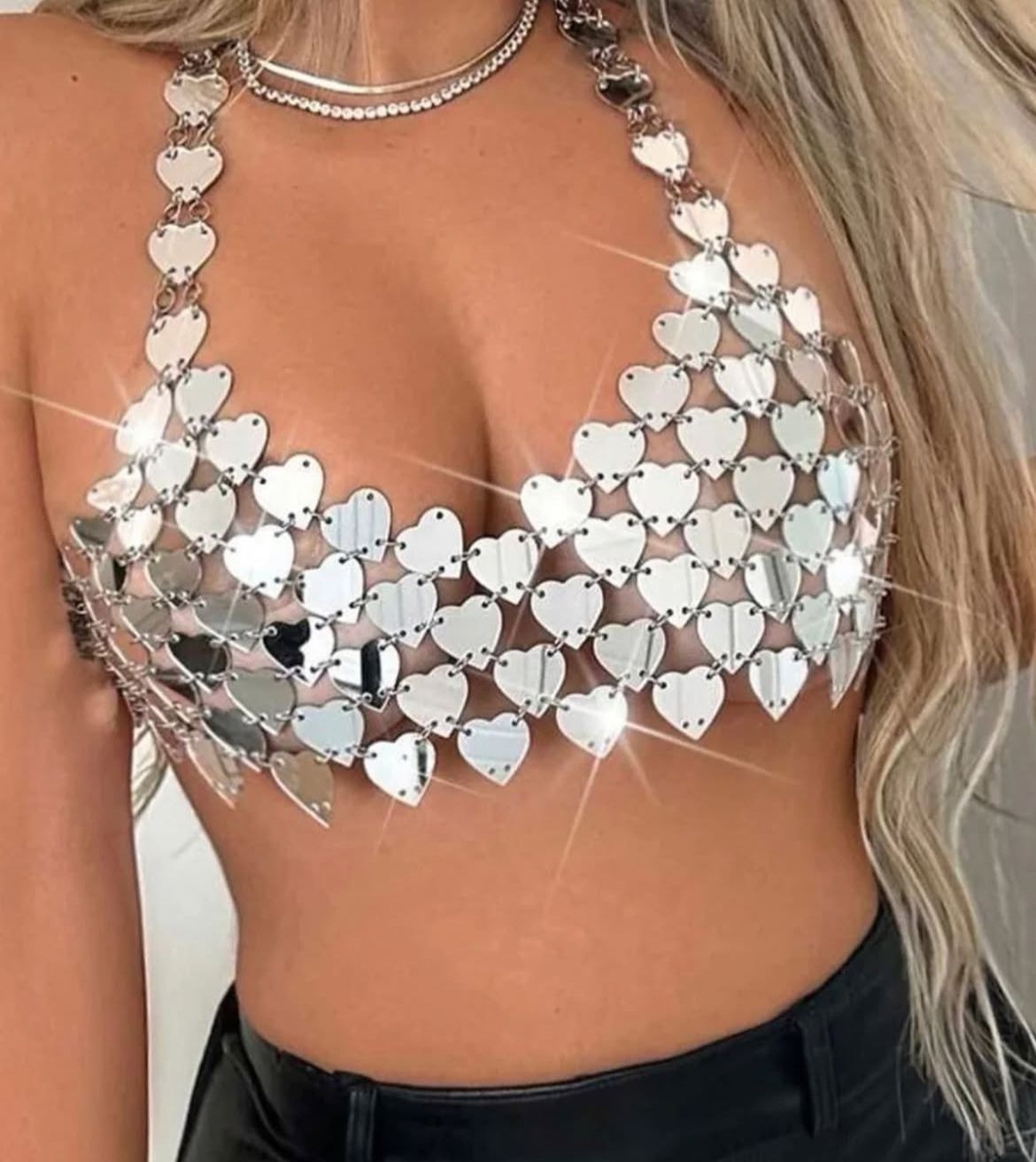 Body Chain Sweet Heart, top con tejido de corazones metálicos plateados